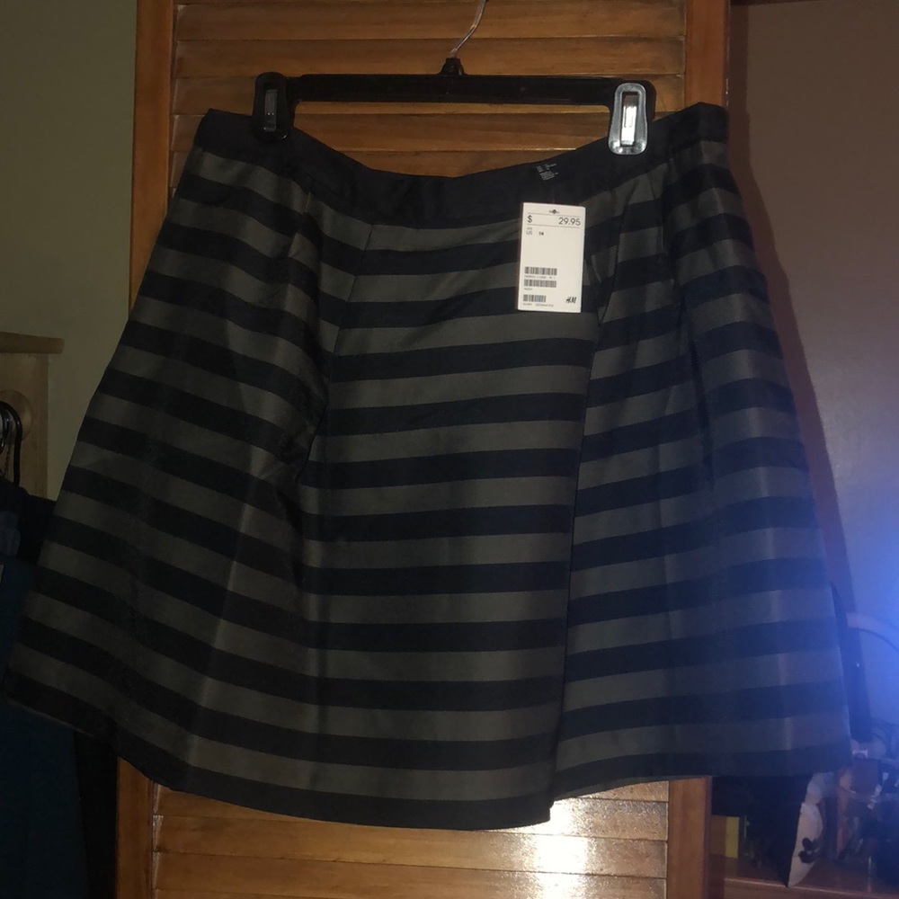 *BRAND NEW* H&M Black/Olive Circle Skirt